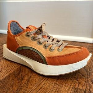 Allbirds Risers Tennis Shoes. Women’s size 9 in honey rust color